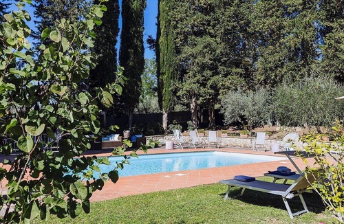 Poggiarello Villa | Villa Cherubina: A splendid seventeenth-century three-story villa located on top of a small hill, with Free WI-FI.