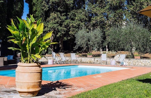 Poggiarello Villa | Villa Cherubina: A splendid seventeenth-century three-story villa located on top of a small hill, with Free WI-FI.