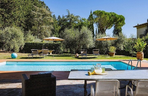 Poggiarello Villa | Villa Cherubina: A splendid seventeenth-century three-story villa located on top of a small hill, with Free WI-FI.