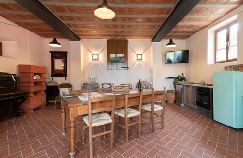 Bucine Villa | Villa 'Il Fienile Il Sole Verde' with Shared Pool and Wi-Fi