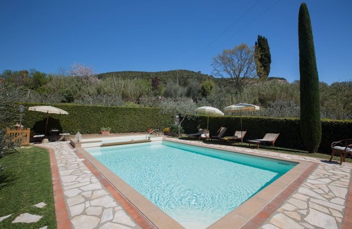 Iano Villa | Villa in the town of Iano. Sleeps 8 with AC, Wi-Fi, private garden and pool!