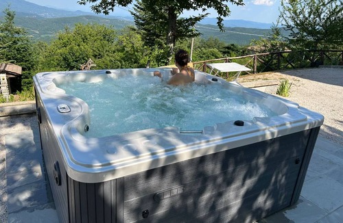 Talla Villa | Villa Italia is nestled among the forests of the Casentino. Here, every detail tells the story of a