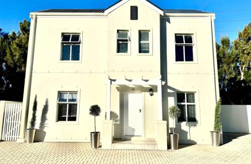 Stellenbosch House | Villa Lyón - 4 Bed 4 Bath in residential Security Estate