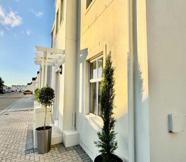 Stellenbosch House | Villa Lyón - 4 Bed 4 Bath in residential Security Estate