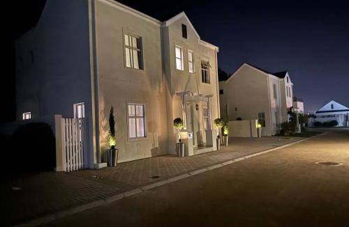 Stellenbosch House | Villa Lyón - 4 Bed 4 Bath in residential Security Estate