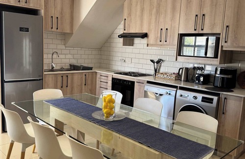 Stellenbosch House | Villa Lyón - 4 Bed 4 Bath in 24/7 Secure Estate