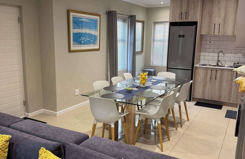 Stellenbosch House | Villa Lyón - 4 Bed 4 Bath in 24/7 Secure Estate