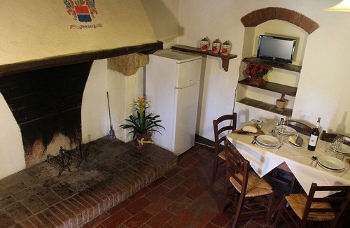Colle di Val d'Elsa House | Villa Saveria D: A welcoming apartment surrounded by the greenery.