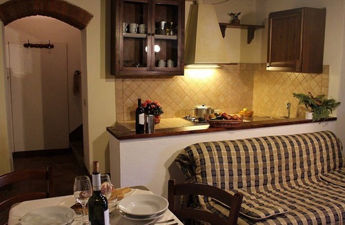 Colle di Val d'Elsa House | Villa Saveria D: A welcoming apartment surrounded by the greenery.