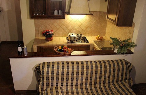 Colle di Val d'Elsa House | Villa Saveria D: A welcoming apartment surrounded by the greenery.