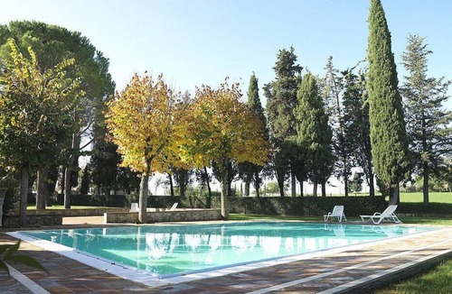 Colle di Val d'Elsa House | Villa Saveria D: A welcoming apartment surrounded by the greenery.