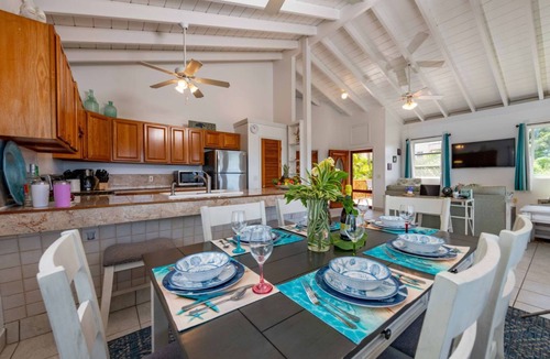 Estate Glucksberg and Grunwald Villa | Villa Sugarapple: 2 King BR, AC, pool, near beach and town