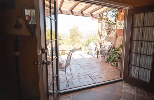 San Antonio de las Minas Ski Chalet | Viña Calabria Colibri Deluxe Queen Suite with Balcony