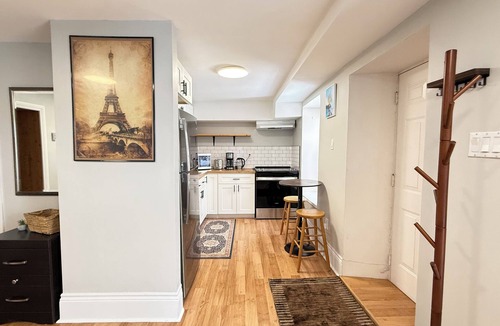 Guelph Apartment | Walk-out Suite Close to DT | U of G | GGH Fast Wifi & Parking