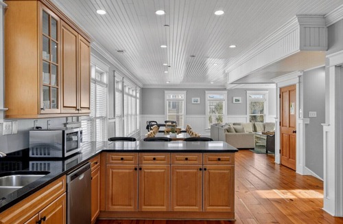 Isle of Palms House | Walk to Beach + Bars | Sleeps Big Groups
