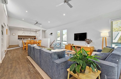 Lilli Pilli House | Walk-to-Beach Home with Bush Views|Carramar Dream