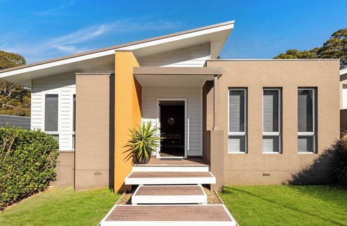 Lilli Pilli House | Walk-to-Beach Home with Bush Views|Carramar Dream