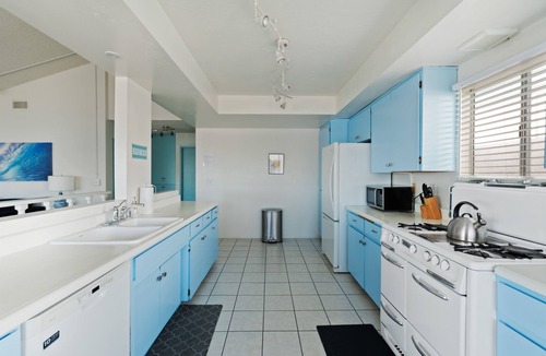 Silver Strand Apartment | Walk-to-Beach Stay w/Pool Table & Bikes