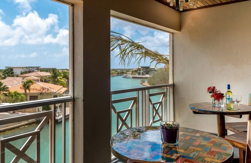 Kralendijk Apartment | Walk to Beaches and Restaurants, spacious breezy apartment w/ screened-in porch