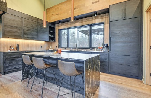 Necedah Cottage | Walk to Castle Rock Lake! Modern Home w/Hot Tub