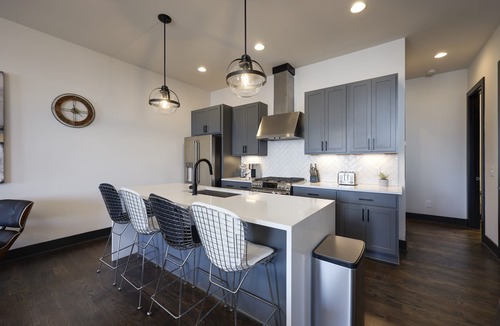 Edgehill House | Walk to Gulch 3 Story 4BR Boheme Deco Huge Balcony Cityview Firepit 2Car Garage