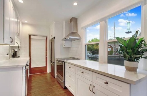 Whittier Heights House | Walkable 2BR/2BA Modern Charmer w/BBQ near Park