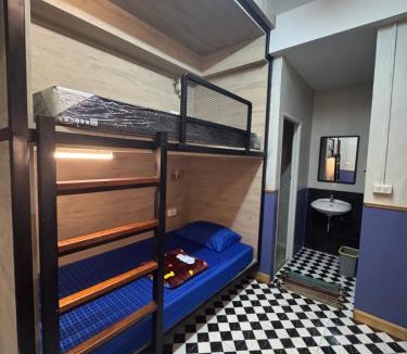 Wang Burapha Phirom Hostel | WannaB Hostel