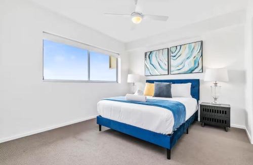 Birtinya Apartment | Water View 2BR Apt with Fast WiFi, Pool and Parking