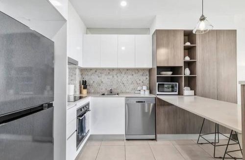 Birtinya Apartment | Water View 2BR Apt with Fast WiFi, Pool and Parking