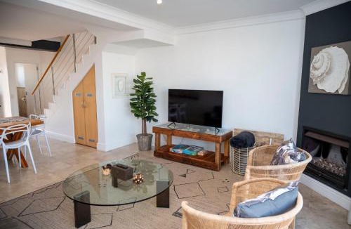 Waterfront House | WATERFRONT Charming 3BR home with mooring -Central