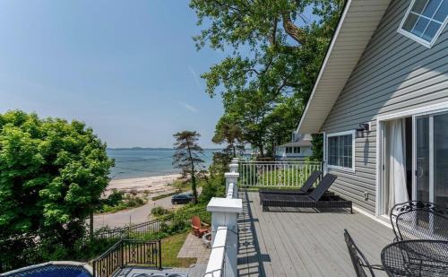 Crystal Beach House | Waterfront Cottage w Pool Beach Access