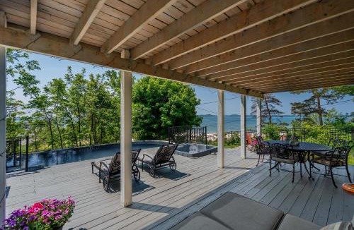 Crystal Beach House | Waterfront Cottage w Pool Beach Access