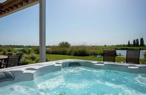 Medemblik House | Watervilla with jacuzzi for 6 persons