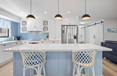 Parrearra House | Waves Retreat - Coastal Style Home near Warana Beach