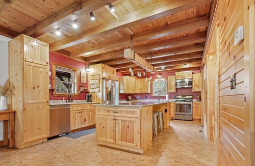 Scotts Cabin | Weaverville Cabin + Mini Cabins w/Pickleball + Hot Tub + 50 Acres