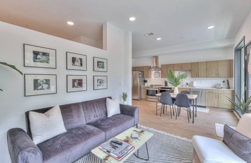 Edgehill Apartment | Welcome to your Nashville getaway! This modern 1-bedroom, 1-bath condo is located in the heart of Downtown, just steps from Broadway’s live music, incredible dining, and local attractions. Perfect for couples, solo travelers, or business guests.