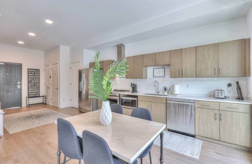 Edgehill Apartment | Welcome to your Nashville getaway! This modern 1-bedroom, 1-bath condo is located in the heart of Downtown, just steps from Broadway’s live music, incredible dining, and local attractions. Perfect for couples, solo travelers, or business guests.