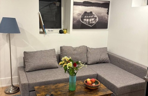 Blake - Jones Apartment | Welcoming Retreat for Guests, Students & Professionals – Where City Meets Nature