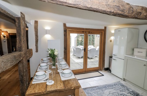 Welford on Avon Cottage | WESTON COTTAGE, pet friendly, with hot tub in Welford-On-Avon
