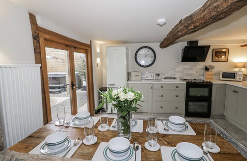 Welford on Avon Cottage | WESTON COTTAGE, pet friendly, with hot tub in Welford-On-Avon