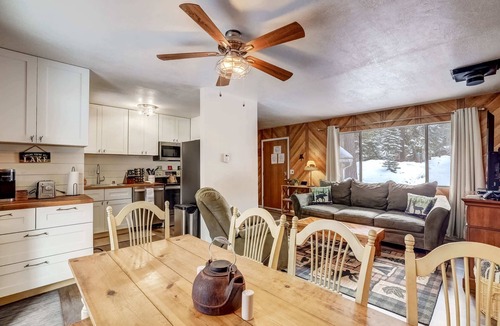 North Upper Truckee House | Whispering Pines Cabin - Family and pet friendly abode