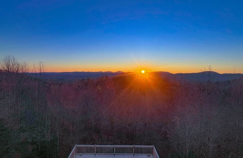 Boomer Cabin | Wilkes County Western NC 3br Cottage with Hot Tub!