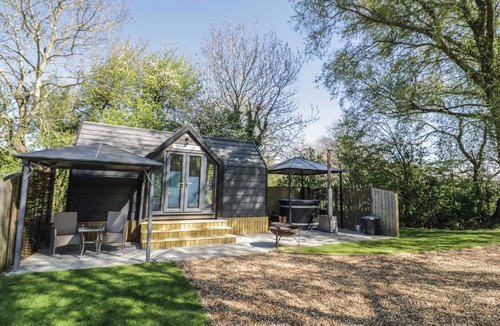 Thorpe Cottage | WILLOW LODGE AT BRIDGE LAKE FARM & FISHERY, romantic in Chacombe