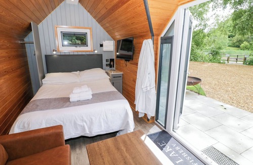 Thorpe Cottage | WILLOW LODGE AT BRIDGE LAKE FARM & FISHERY, romantic in Chacombe
