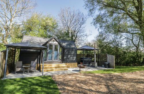 Thorpe House | Willow Lodge At Bridge Lake Farm & Fishery