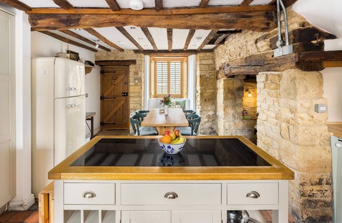 Bourton-on-the-Hill House | Wold House | 18th century Cottage | Barn - Pass the Keys