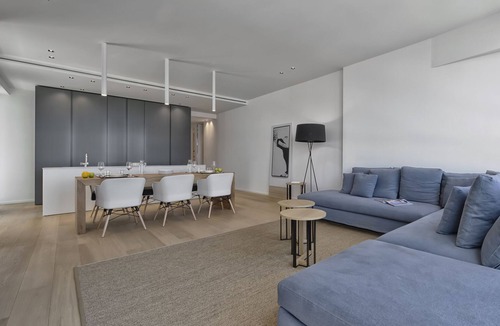 Alba Apartment | Wonderful first-row apartment with bay window overlooking the sea.
