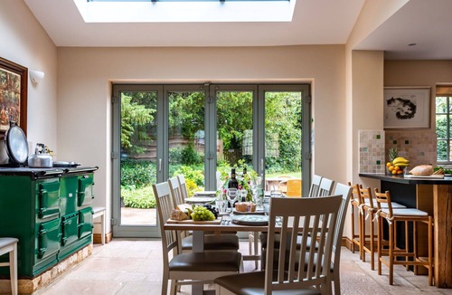 Kingham House | Wonderful villa for 6 guests with pool, WIFI