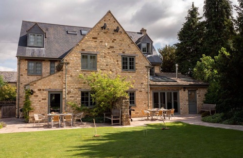 Kingham House | Wonderful villa for 6 guests with pool, WIFI