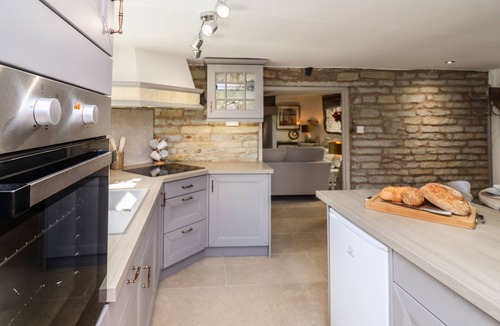 Pitchcombe Cottage | WOODBINE COTTAGE, pet friendly, with open fire in Bidford-On-Avon